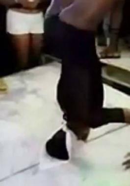 بالفيديو : راقصة تكسر رقبتها أثناء أداء رقصة مثيرة!!