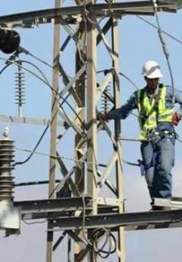 palestinetoday-عمال-من-شركة-كهرباء-غزة-في-عمليات-إصلاح1