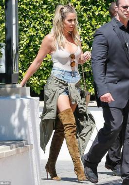 36653FB200000578-3696707-Ageless_beauty_Khloe_stepped_out_in_camel_suede_thigh_high_boots-m-56_1468890719408_853959_large