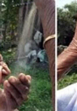 بالفيديو : لن تتخيل لماذا تأكل هذه العجوز الرمل؟