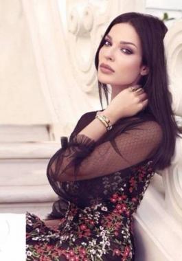 إطلالة نادين نجيم تشعل المواقع.. اليكم كم سعرها!