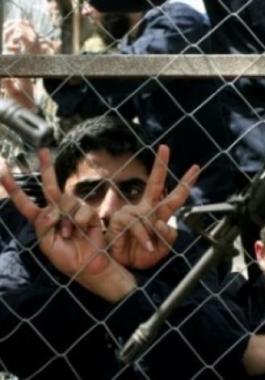 بالأسماء: 5 أسرى يدخلون أعواما جديدة في سجون الاحتلال