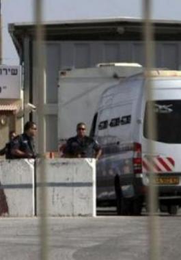 سلطات الاحتلال تمنع والدتي أسيرين غزيين من زيارة نجليهما