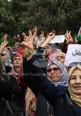 آلاف الموظفين يحتشدون في ساحة 
