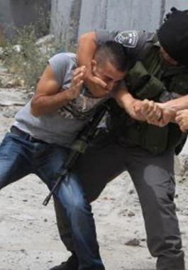 الاحتلال يعتدي بالضرب المبرح على ثلاثة أسرى أثناء التحقيق