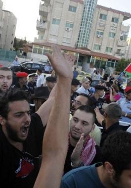 محاصرة موظفو سفارة 