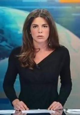 بالفيديو: نسيت مقدمة الأخبار أنّ الطاولة من زجاج… فماذا حصل مباشرة على الهواء؟