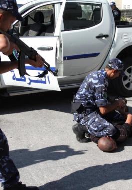 شرطة نابلس تُلقي القبض على متهم فار من 15 عاماً