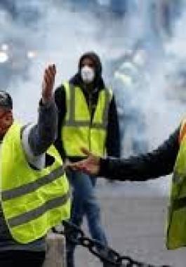 فرنسا ترفض حظر استخدام الغاز المسيل للدموع في التظاهرات