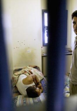 ذوو أسرى في طولكرم يناشدون بإنهاء معاناة الأسرى المرضى.jpg