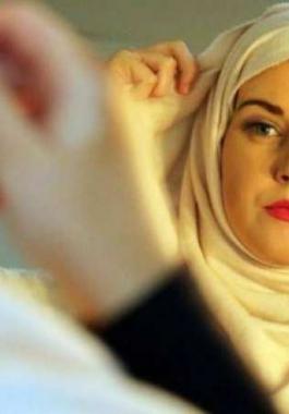 شابة نرويجية تعلن إسلامها وتشغل الرأي العام
