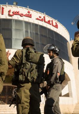 بالصور: الاحتلال يغلق صالة أفراح في القدس