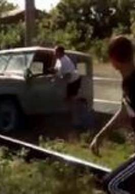 بالفيديو : نجا من دهس قطار بأعجوبة!