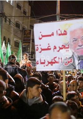 بالصور: حماس تُنظم مسيرة حاشدة في رفح رفضاً لسياسة الرئيس تجاه غزة