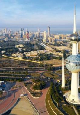 الكويت تطرد سوريين ومصريين جماعياً مع عائلاتهم