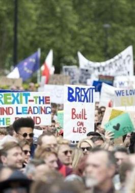 آلاف الفنزويليين ينظمون مظاهرة رفضاً لحملة القمع.jpg