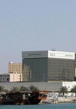 الريال القطري ينخفض مقابل الدولار