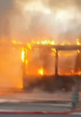 النيران تندلع في حافلة ركاب على طريق في تركيا