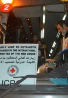 أهالي أسرى غزة يتوجهون لزيارة أبنائهم في سجن 