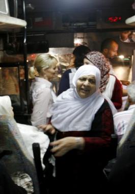 دفعة جديدة من أهالي أسرى غزة يزورون ذويهم بسجن نفحة.jpg