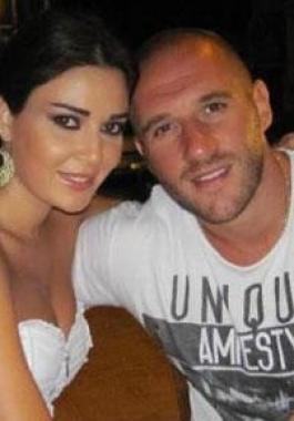 بالفيديو : زوج سيرين عبدالنور يتغزل بجمالها.. شاهدوا ردّ فعلها الغريب!