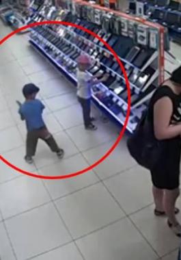 بالفيديو :طفلان يسرقان هاتفاً ذكياً بطريقة غريبة أمام أين الجميع !