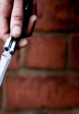 مطرب شهير يقتل والده طعناً بالسكين.. والسبب صادم!