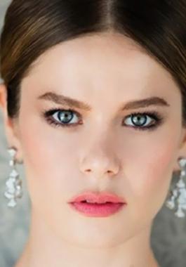 لماذا خلعت النجمة التركية بورجو بيرجيك حذاءها لهذا الطفل؟