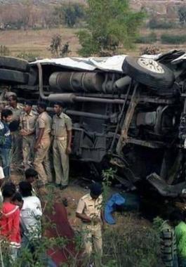 مصرع 44 شخصًا جراء حادث سير بالهند.jpg