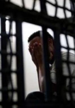 جنود الاحتلال يلتقطون صورا لهم أثناء تنكيلهم بأسيرين شقيقين.jpg