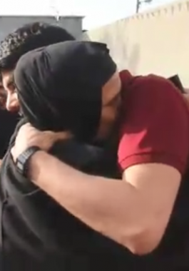 شاهد بالفيديو لحظة الإفراج عن أحد أسرى 