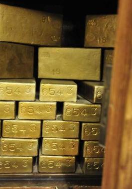 الذهب ينخفض.. وتوقعات بانتعاش في الأسبوع القادم