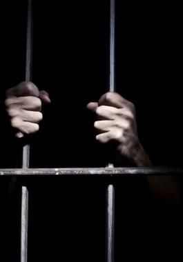 صورة: أسير فلسطيني يُصدر كتاباً دينياً من داخل محبسه