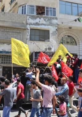 بالفيديو والصور: جماهير غفيرة تُشيع جثمان شهيد 