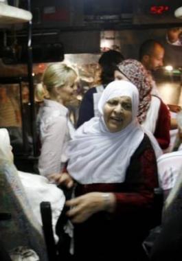52 من أهالي الأسرى بغزة يزورون ذويهم بـ 