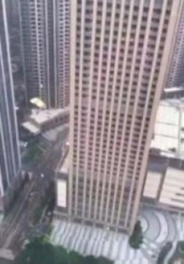 بالفيديو : شخص يقفز من ارتفاع 40 طابقاً في الصين!