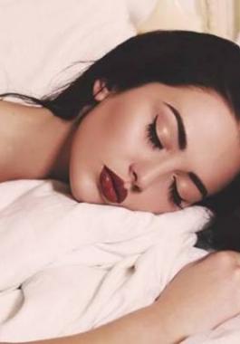 مخاطر صادمة للنوم بالمكياج.. فاحذري