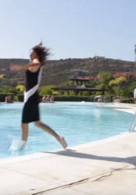 بالفيديو : موقف محرج جداً.. لحظة سقوط ملكة جمال في حمام السباحة!