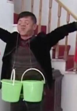 شاهدوا بالفيديو :  رجل يرفع 10 كيلوغرامات بجفنيه