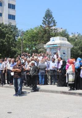 بالفيديو والصور: غضبٌ عارمٌ في صفوف موظفي السلطة بغزة بعد خصم 50 % من رواتبهم
