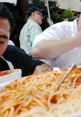 إن كنت سريعاً في الأكل توقف فوراً.. لهذة الأسباب!