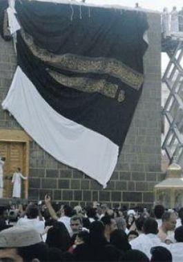 ​الكعبة المشرفة ترتدي كسوتها الجديدة فجر غدٍ الخميس.jpg