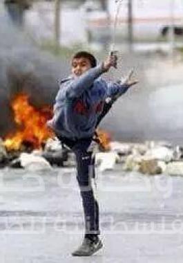 طفل فلسطيني يلقي الحجارة 