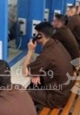 أسرى يستخدمون الهاتف 