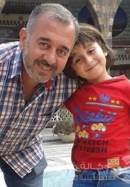 لاجئ سوري وابنه 