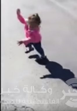 طفلة تخاف من خيالها