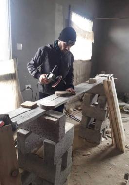 بالصور: شاب غزّي يتحدى صعوبة الأوضاع الاقتصادية ويُعيل أسرته باستخدام موهبته