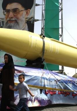 إيران تعرض صاروخاً باليستياً في اليوم الوطني لمقارعة الاستكبار العالمي.jpg