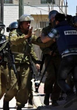 21 صحفيًا رهن الاعتقال في سجون الاحتلال