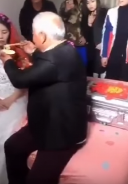  ليلة زفاف شابة من عجوز تتحول من حزن لفرح!